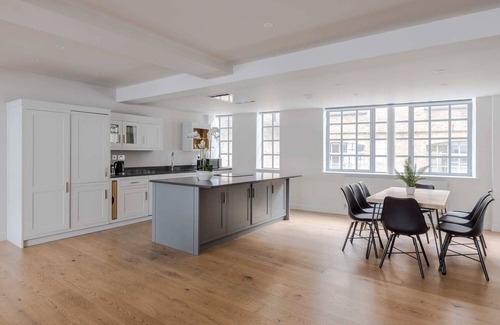Clerkenwell Appartement | Circus of Colour - Farringdon - by Frankie Says
