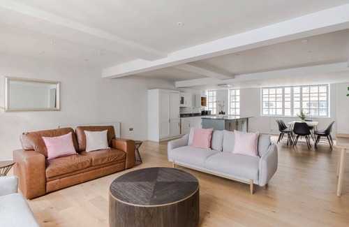 Clerkenwell Appartement | Circus of Colour - Farringdon - by Frankie Says