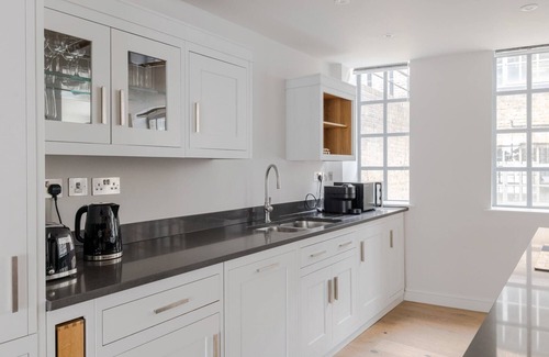 Clerkenwell Appartement | Circus of Colour - Farringdon - by Frankie Says