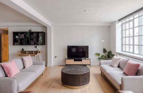 Clerkenwell Appartement | Circus of Colour - Farringdon - by Frankie Says