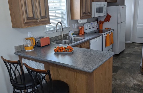 Deltona Lakes Cabine | "Citrus Lodge" 1 bedroom, Full kitchen, WiFi,Private patio & Free parking