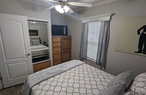 Deltona Lakes Cabine | "Citrus Lodge" 1 bedroom, Full kitchen, WiFi,Private patio & Free parking