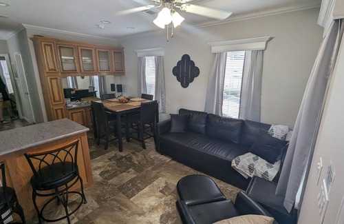 Deltona Lakes Cabine | "Citrus Lodge" 1 bedroom, Full kitchen, WiFi,Private patio & Free parking