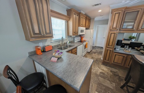 Deltona Lakes Cabine | Citrus Lodge. 70" TV.Full kitchen, Private Patio, Quiet area, 2 Car Free Parking