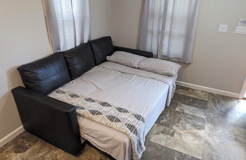 Deltona Lakes Cabine | Citrus Lodge. 70" TV.Full kitchen, Private Patio, Quiet area, 2 Car Free Parking
