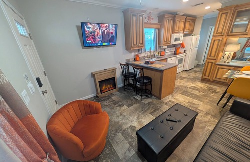 Deltona Lakes Cabine | Citrus Lodge. 70" TV.Full kitchen, Private Patio, Quiet area, 2 Car Free Parking