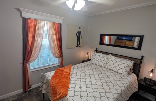 Deltona Lakes Cabine | Citrus Lodge. 70" TV. Patio, Quiet,Private Patio & Free Parking