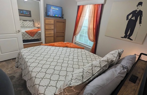 Deltona Lakes Cabine | Citrus Lodge. 70" TV. Patio, Quiet,Private Patio & Free Parking