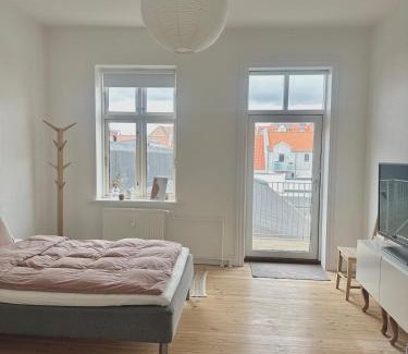 Aalborg Appartement | City center apartment with balcony and private parking