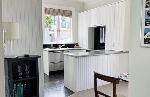 Te Aro Maison | City-Center Gem: Historic House with Modern Comfort!