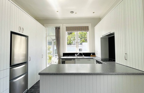 Te Aro Maison | City-Center Gem: Historic House with Modern Comfort!