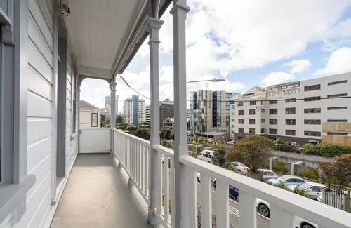 Te Aro Maison | City-Center Gem: Historic House with Modern Comfort!
