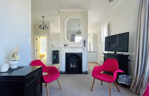 Te Aro Maison | City-Center Gem: Historic House with Modern Comfort!