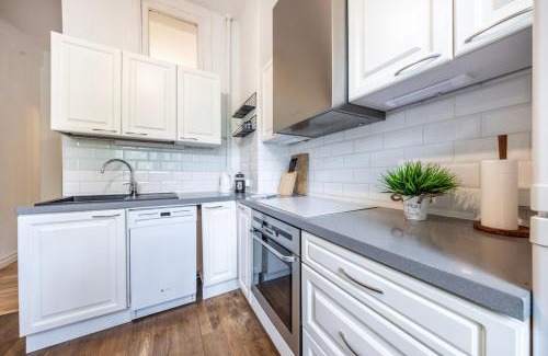 Kesklinn Appartement | City center, High ceilings, 75m2 2BR Free parking