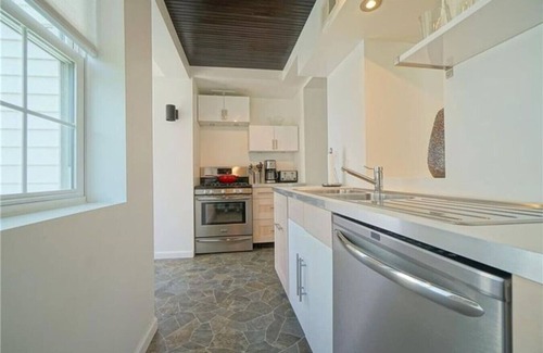 Pittsburgh Maison | City Cottage with Yard Sleeps 8