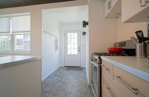 Pittsburgh Maison | City Cottage with Yard Sleeps 8