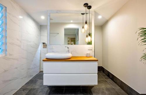 Manunda Maison | City Haven A Slice of Paradise 4BR Pool and Dog Friendly