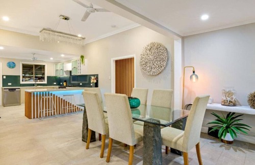 Manunda Maison | City Haven - A Slice of Paradise 4BR - Pool & Pets