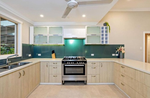 Manunda Maison | City Haven - A Slice of Paradise 4BR - Pool & Pets