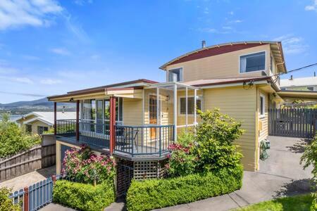 Lindisfarne Maison | City Lights Getaway 6Kms from CBD, Sleeps10