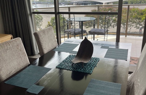 South Brisbane Appartement | City pad suit professional working couple, medical/nursing as opp mater Hosp