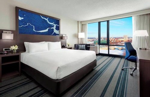 Cambridgeport Hôtel | City View King Room at Courtyard Boston Cambridge - Minutes to Downtown Boston