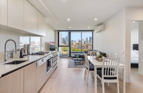 North Melbourne Appartement | City Views & Inner-North Cool at Your Door