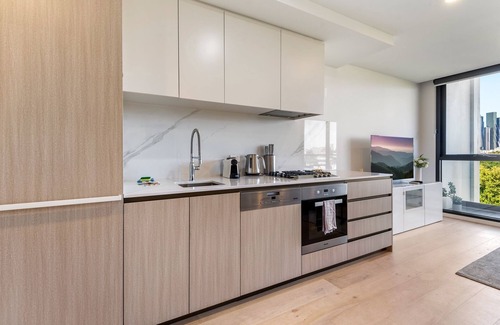 North Melbourne Appartement | City Views & Inner-North Cool at Your Door