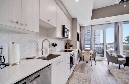 Kitchener Copropriété | City Views & Private Balcony | Gym, Pool & More!