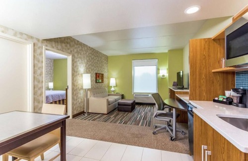 Newtonville Hôtel | Cityscape Comfort! FREE Breakfast, Pets Allowed, Indoor Pool