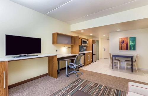 Newtonville Hôtel | Cityscape Comfort! FREE Breakfast, Pets Allowed, Indoor Pool