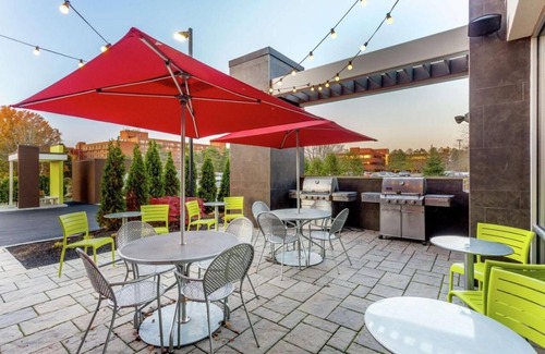 Newtonville Hôtel | Cityscape Comfort! FREE Breakfast, Pets Allowed, Indoor Pool