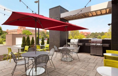 Newtonville Hôtel | Cityscape Comfort! FREE Breakfast, Pets Allowed, Indoor Pool