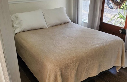 Mandeville Lit Et Petit-Déjeuner | Claiborne Suite in Old Mandeville