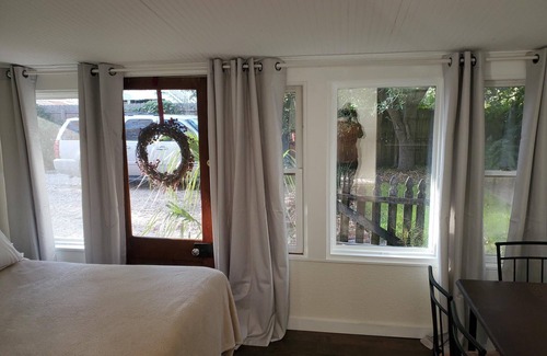 Mandeville Lit Et Petit-Déjeuner | Claiborne Suite in Old Mandeville