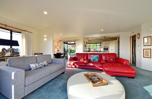 Stoke Maison | Clairmont Heights - Nelson Holiday Home