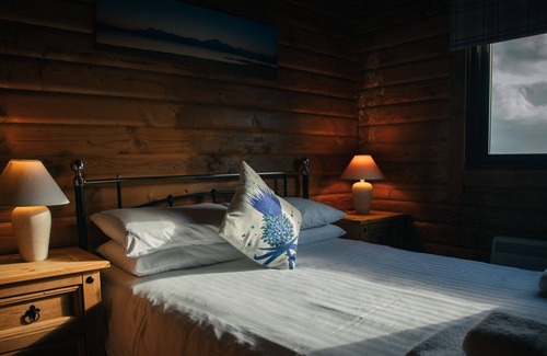Armadale Chalet De Ski | Clanranald Lodge - a cabin that sleeps 6 guests in 3 bedrooms