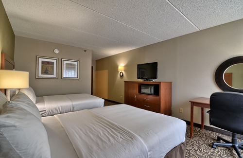 Cortland Hôtel | Clarion Inn & Suites - University Area