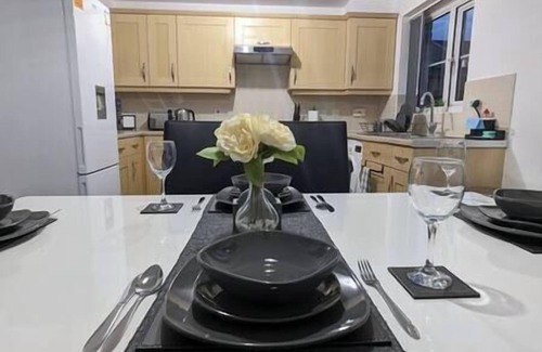 Burnley Maison | CLARITURF - 4 Bed House-Stadia,Parks,Canal & Sites-SkyN'flix