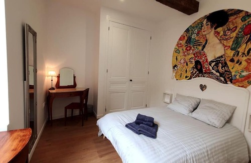 Vienne Appartement | Classé 4 étoiles - Cybèle - Centre ville 2 Chambres, cour privative et Garage