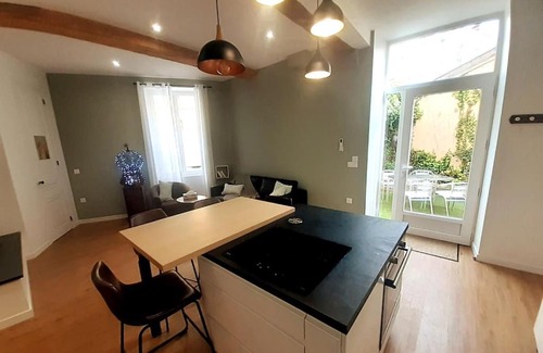 Vienne Appartement | Classé 4 étoiles - Cybèle - Centre ville 2 Chambres, cour privative et Garage