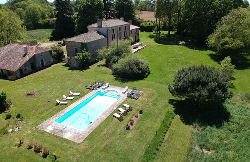 Vouhe Maison | Manoir français classique et luxueux situé dans un grand terrain avec piscine