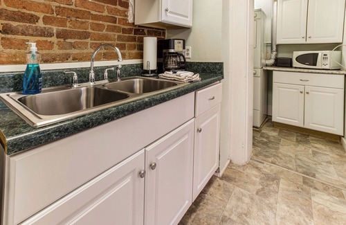 Old West Broad Neighborhood Appartement | Classic Charm Overlooking Square