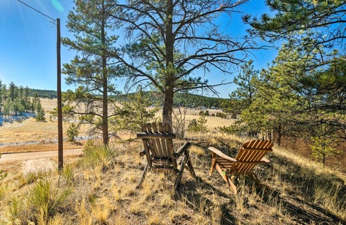 Florissant Maison | Classic Colorado Log Home with Mountain Views!