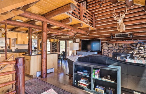 Florissant Maison | Classic Colorado Log Home with Mountain Views!