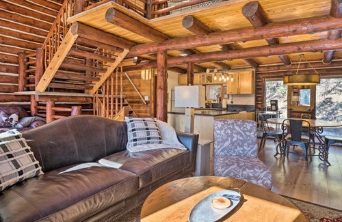 Florissant Maison | Classic Colorado Log Home with Mountain Views!