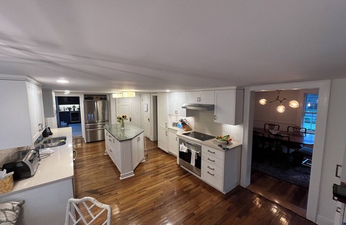 Darien Maison | Classic Darien Center Hall Colonial, steps from Five Mile River / Rowayton