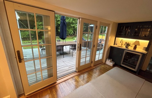 Darien Maison | Classic Darien Center Hall Colonial, steps from Five Mile River / Rowayton