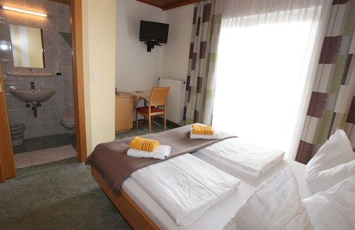 Feldbach Lit Et Petit-Déjeuner | Classic double room, shower, WC - Pension Raabtal