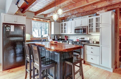 Cavendish Maison | NOUVELLE LISTE! Maison classique du Vermont avec bain à remous, terrasse et poêle à bois, près de l’étang Okemo